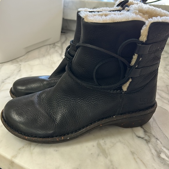 Ugg Caspia Boot Size 9 - worn a couple days (not much use for them in Fla - Picture 2 of 7